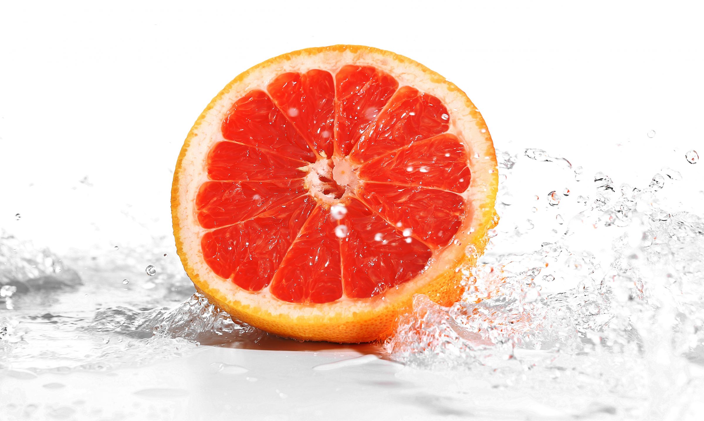 قشر الجريب فروت غني بفيتامين C، ويضيء ويوحد لون البشرة. كما أنه يقلل من البقع الداكنة.